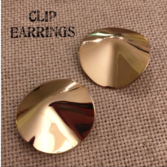 Vintage Goldtone Disc Earrings Modern Style Clip Earrings - Picture 5 of 12